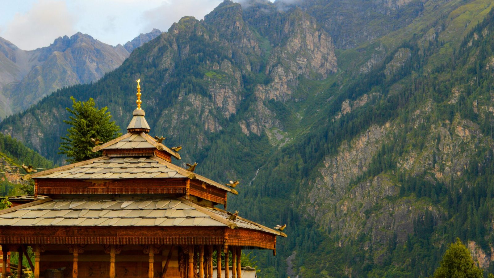 free-photo-of-scenic-himachal-pradesh-temple-with-mountain-views